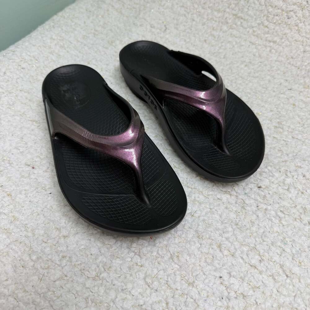 OOFOS Women's OOlala Luxe Recovery Sandal Metallic Black Purple Size W6